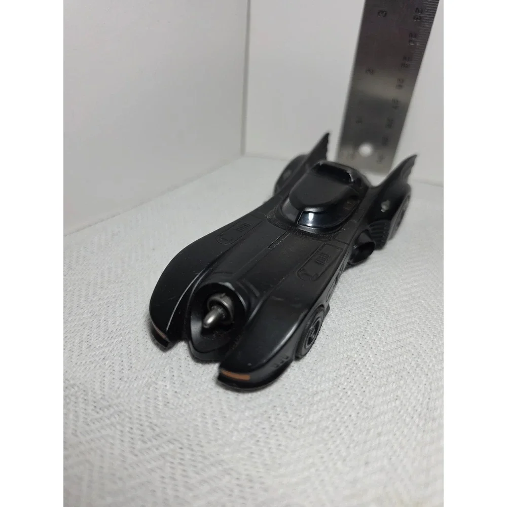 Jada Toys 1989 Batmobile diecast model car in a‎ 1:32 scale